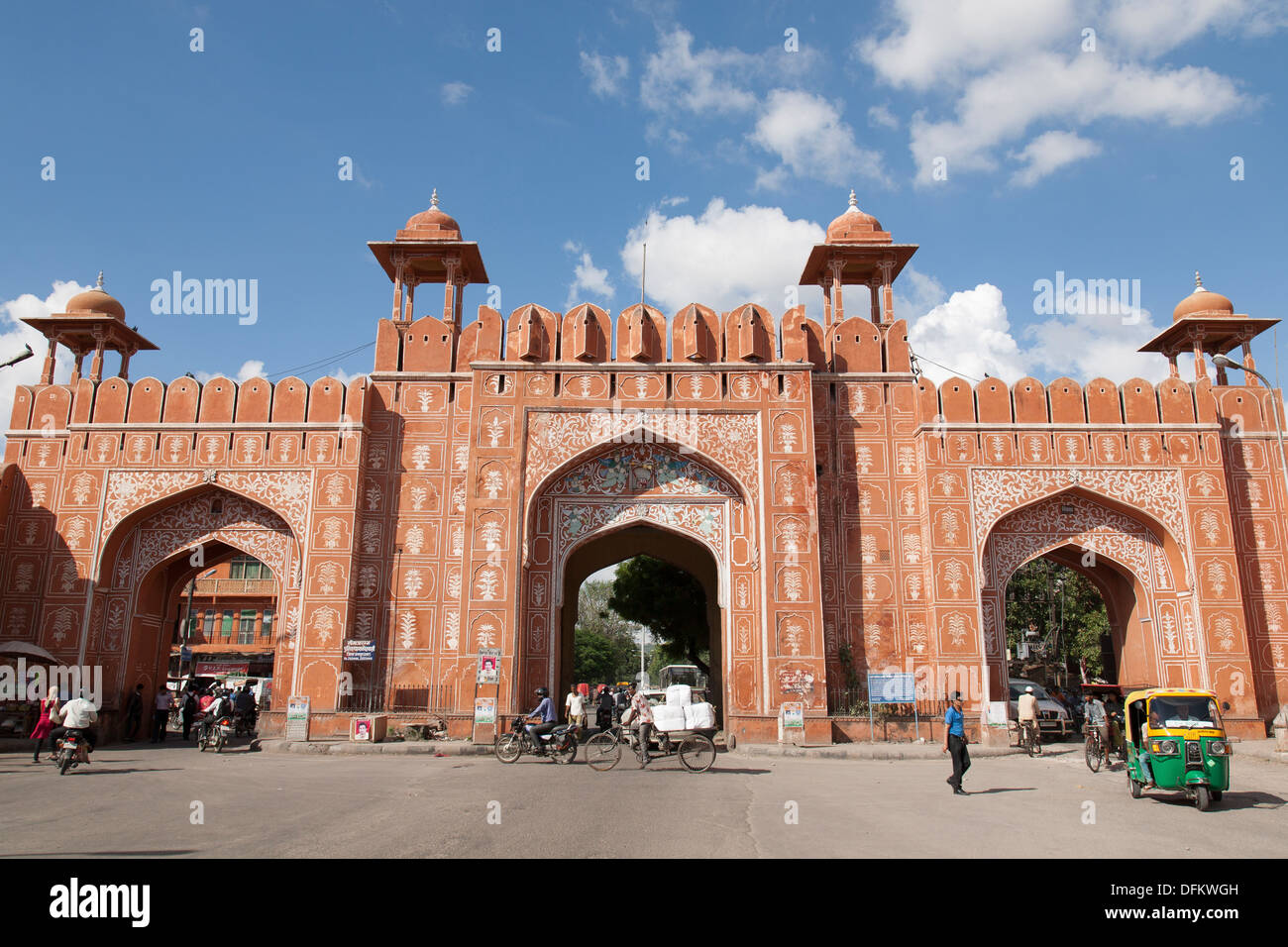 Ajmeri Gate è uno degli ingressi ad arco nella città rosa di Jaipur. Foto Stock