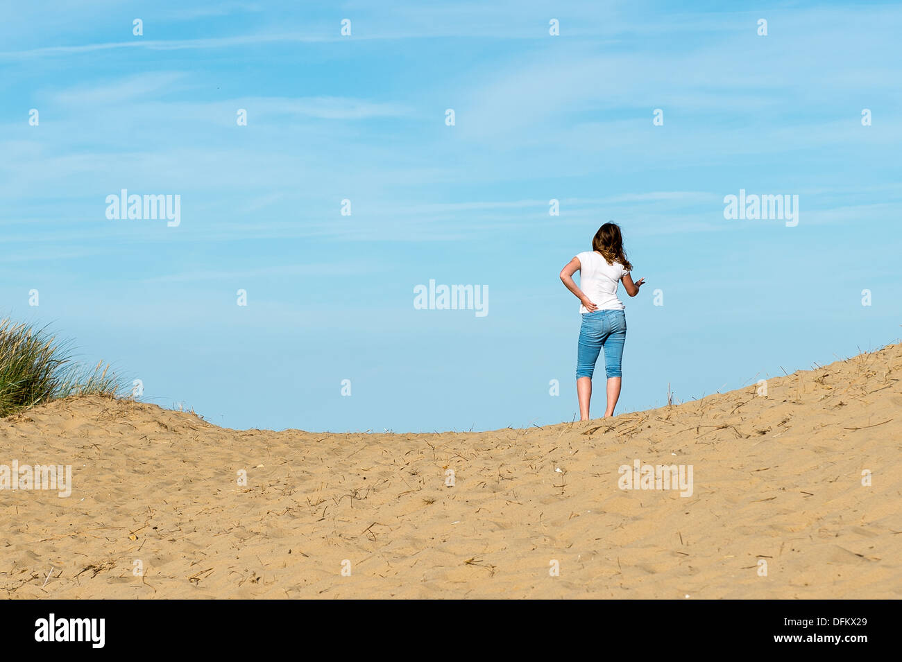 I vacanzieri godere le dune di sabbia sul vecchio Hunstanton beach. Foto Stock