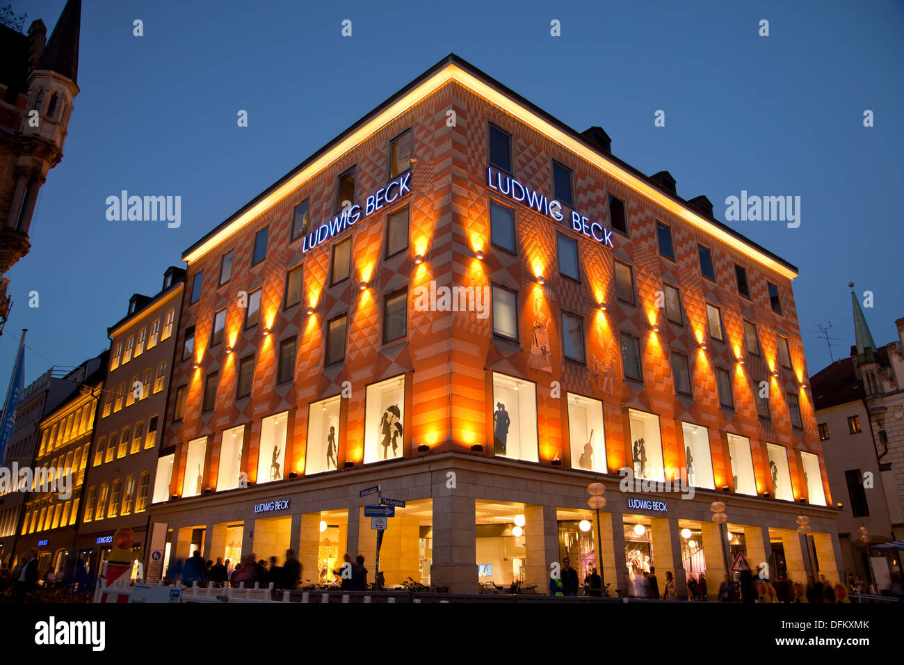 Department store Ludwig Beck in Marienplatz a Monaco di notte, Baviera, Germania Foto Stock