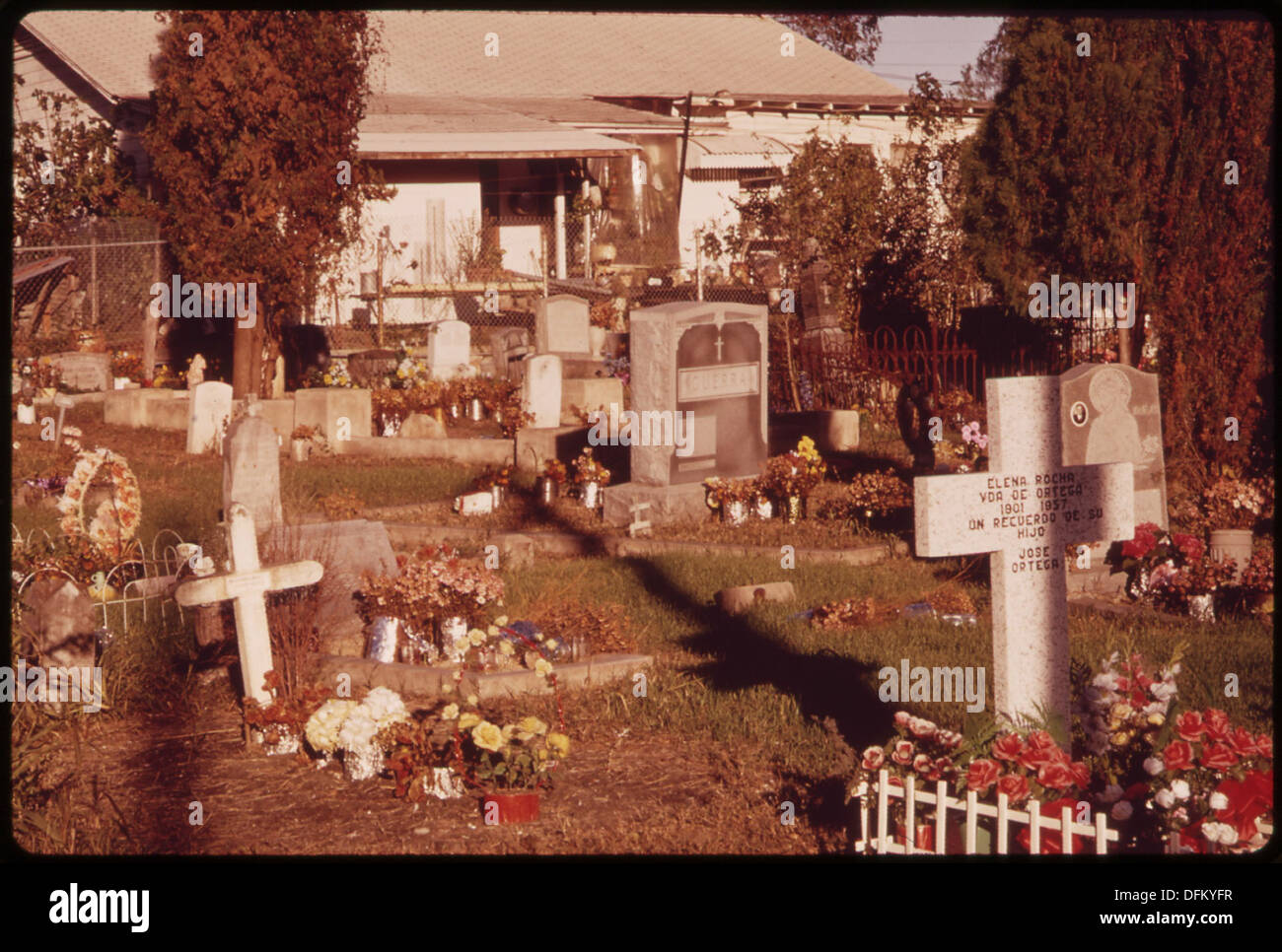 Cimitero messicano VICINO A SAN JUAN CAPISTRANO Missione dopo il giorno dei morti (giorno di tutti i santi) rituali 547801 Foto Stock