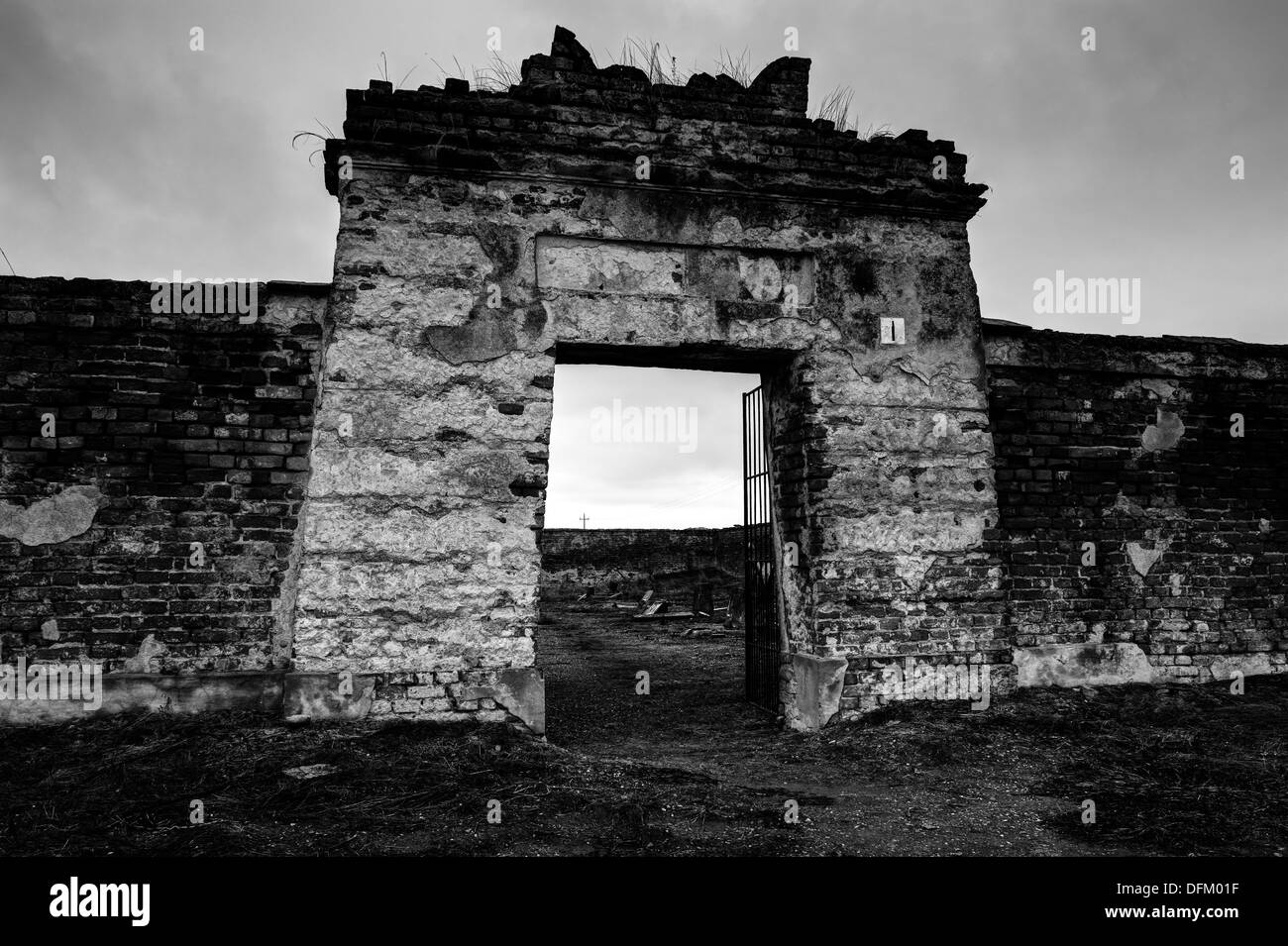 Italia cimitero abbandonato. portal Foto Stock