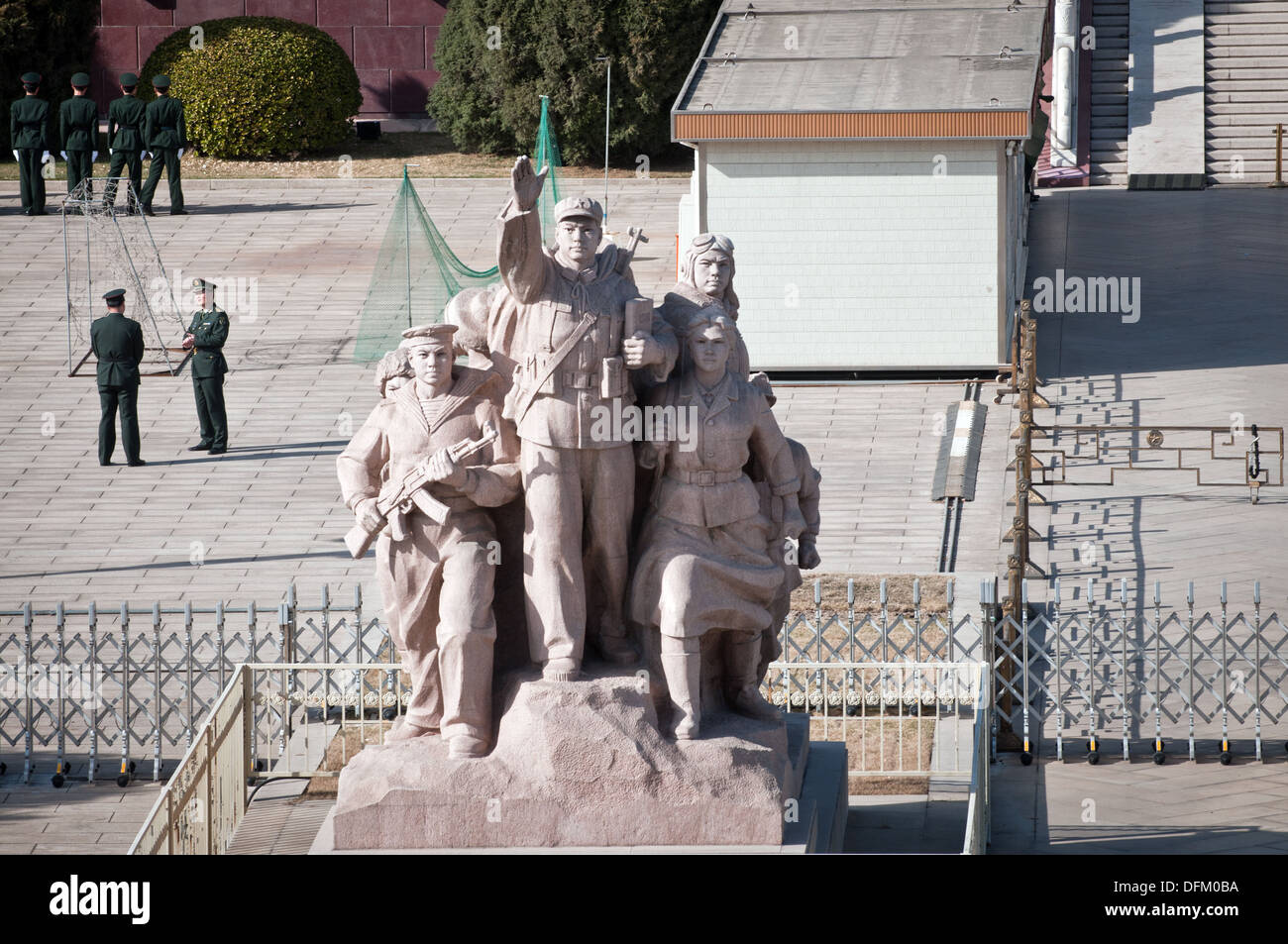 Una delle statue rivoluzionario si trova vicino all'ingresso del Presidente Mao Memorial Hall (il Mausoleo di Mao Zedong) n Pechino Foto Stock