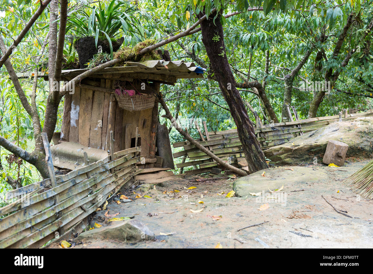 Gruppo di minoranza Hmong nero il pollaio davanti la casa, Sa Pa, Vietnam Foto Stock