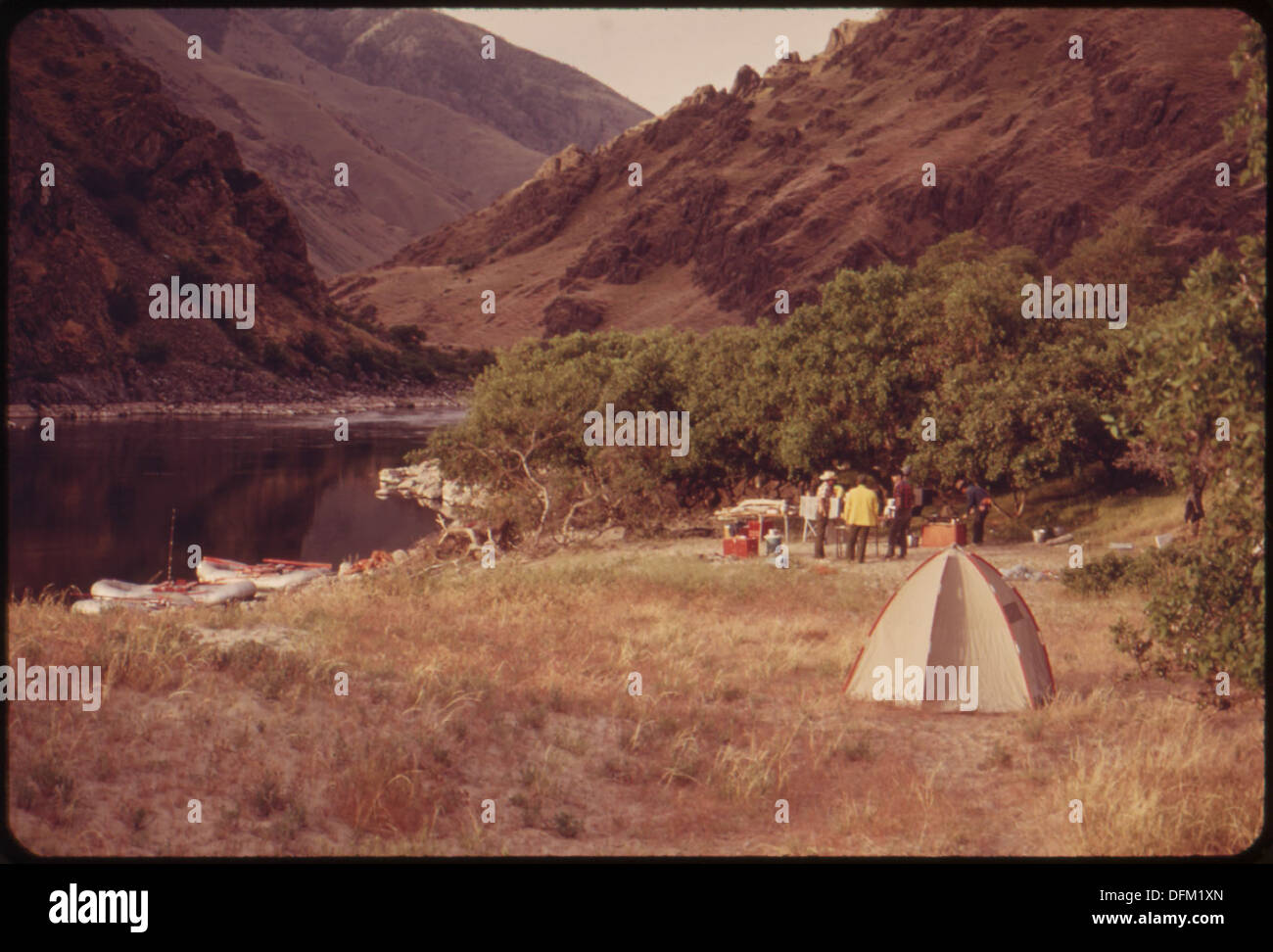 Una scena mattutina in un campeggio lungo il fiume Snake nell'Hell's Canyon. L'area sta affrontando una crescente pressione derivante da un uso elevato, che ne compromette le condizioni e la disponibilità come sito ricreativo. Foto Stock