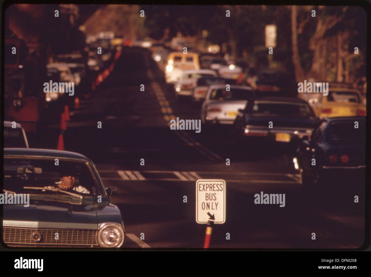 Mattina ora di punta il traffico a Honolulu da est sull'autostrada KALANIANAOLE. Cancella (flusso in retromarcia) Lane è riservato... 553719 Foto Stock