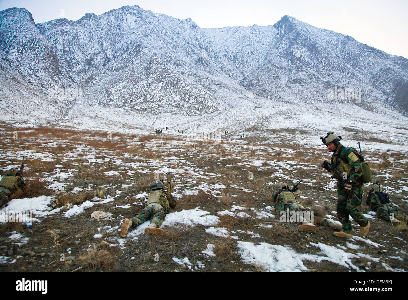 Forze di sicurezza nazionali afgane dai soldati durante il live-le esercitazioni antincendio contro montagne coperte di neve Dicembre 22, 2012 a Kabul, Afghanistan. Foto Stock