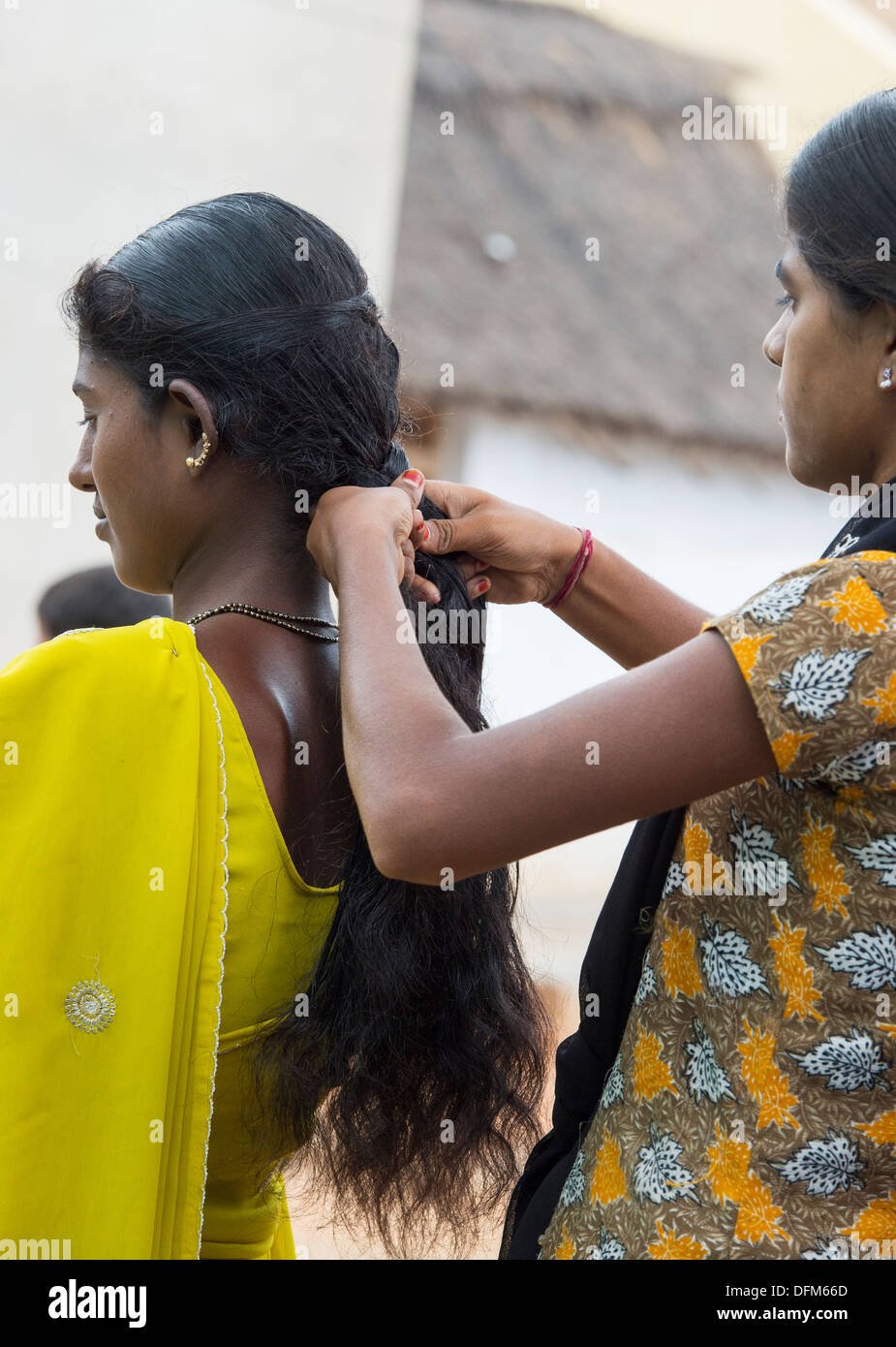 Rurale villaggio indiano donna con capelli intrecciati. Andhra Pradesh, India Foto Stock