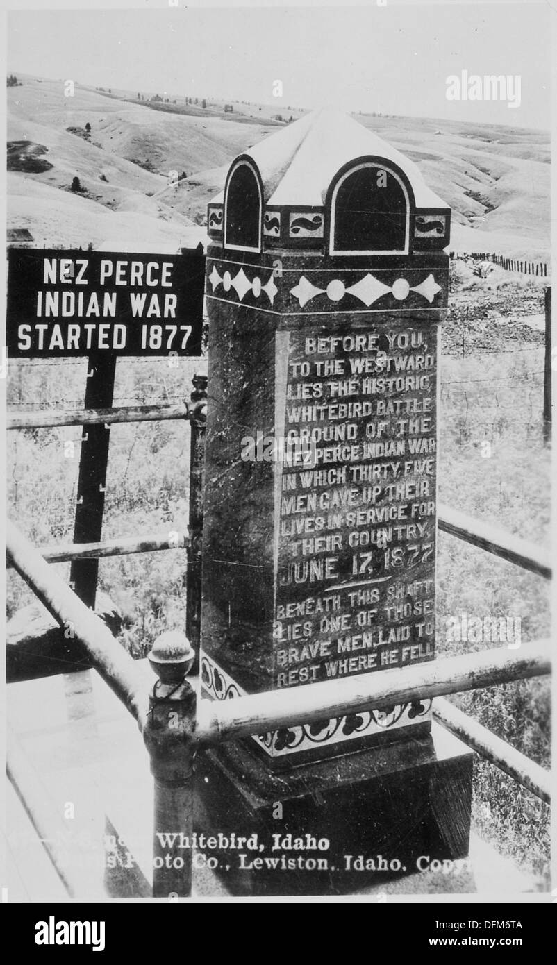 Questa fotografia raffigura le tombe di soldati e esploratori civili morti durante la guerra indiana dei Nasi forati, un evento significativo nella storia militare dei nativi americani e degli Stati Uniti. Foto Stock