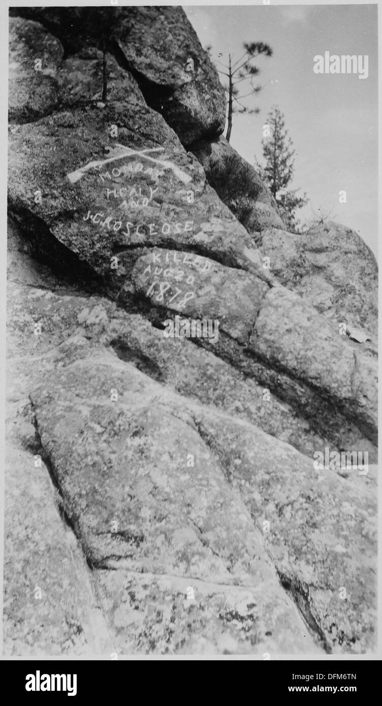 Questa fotografia mostra le tombe di soldati e esploratori civili uccisi durante la guerra indiana dei Nasi forati, evidenziando il costo umano del conflitto nel Nord-ovest Pacifico. Foto Stock