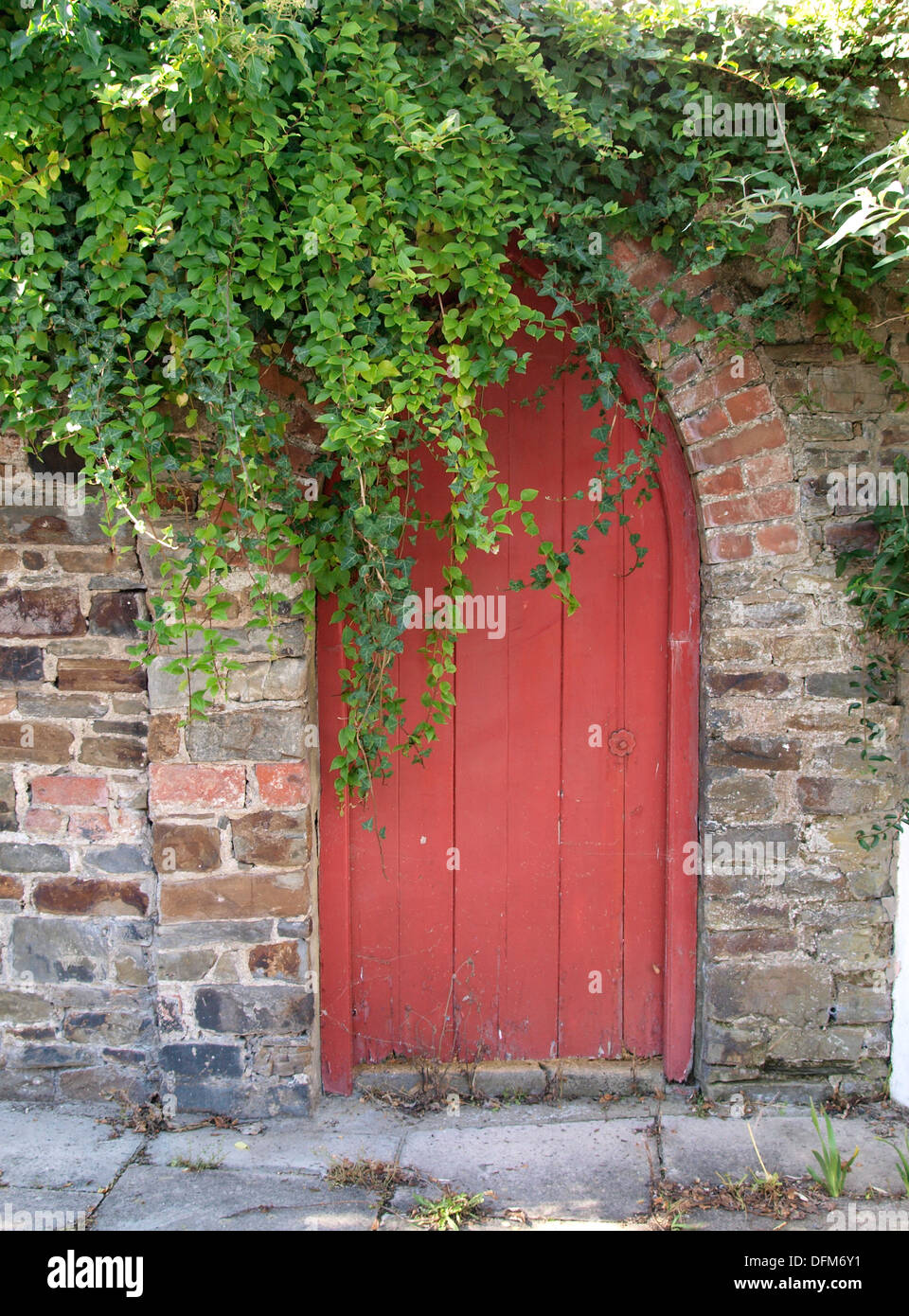 Incolto portale ad arco attraverso il giardino murato, Appledore, Devon, Regno Unito Foto Stock