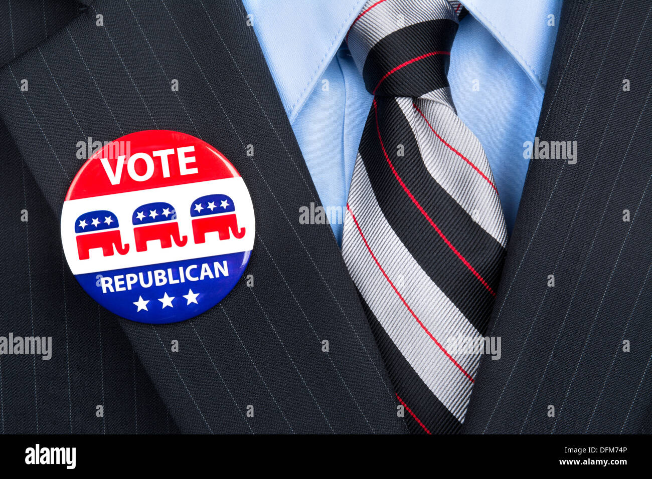 Un elettore repubblicano orgogliosamente indossa il suo partito il pin sulla sua tuta bavero. Foto Stock