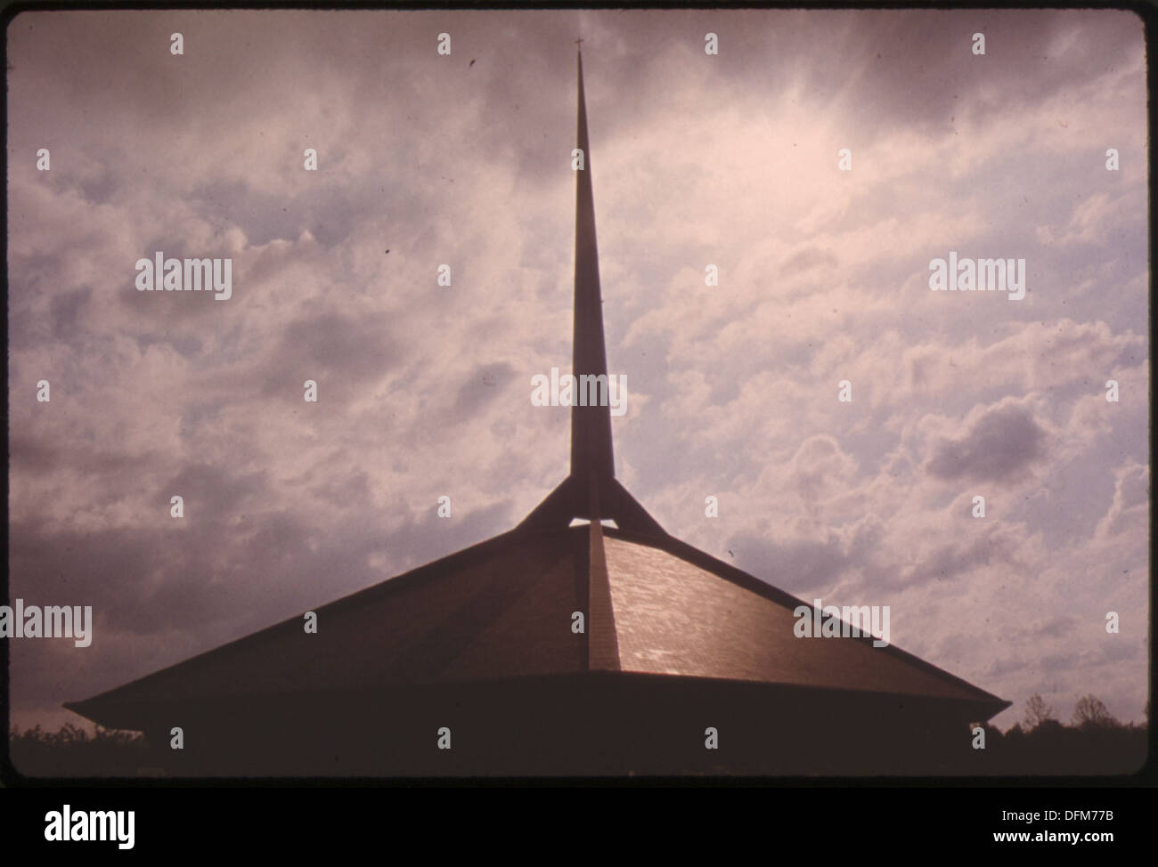 Una fotografia della North Christian Church, un notevole esempio di architettura moderna situata a Columbus, Indiana, progettata da Eero Saarinen. La chiesa è conosciuta per il suo design unico e il suo significato nell'architettura religiosa americana. Foto Stock