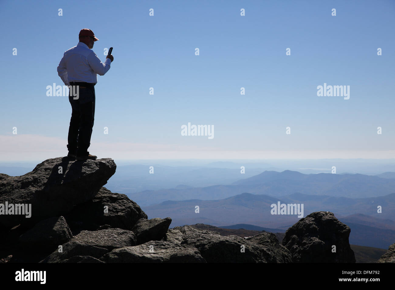 Tourist prende una foto con uno smartphone sulla cima di Mount Washington, New Hampshire, STATI UNITI D'AMERICA Foto Stock