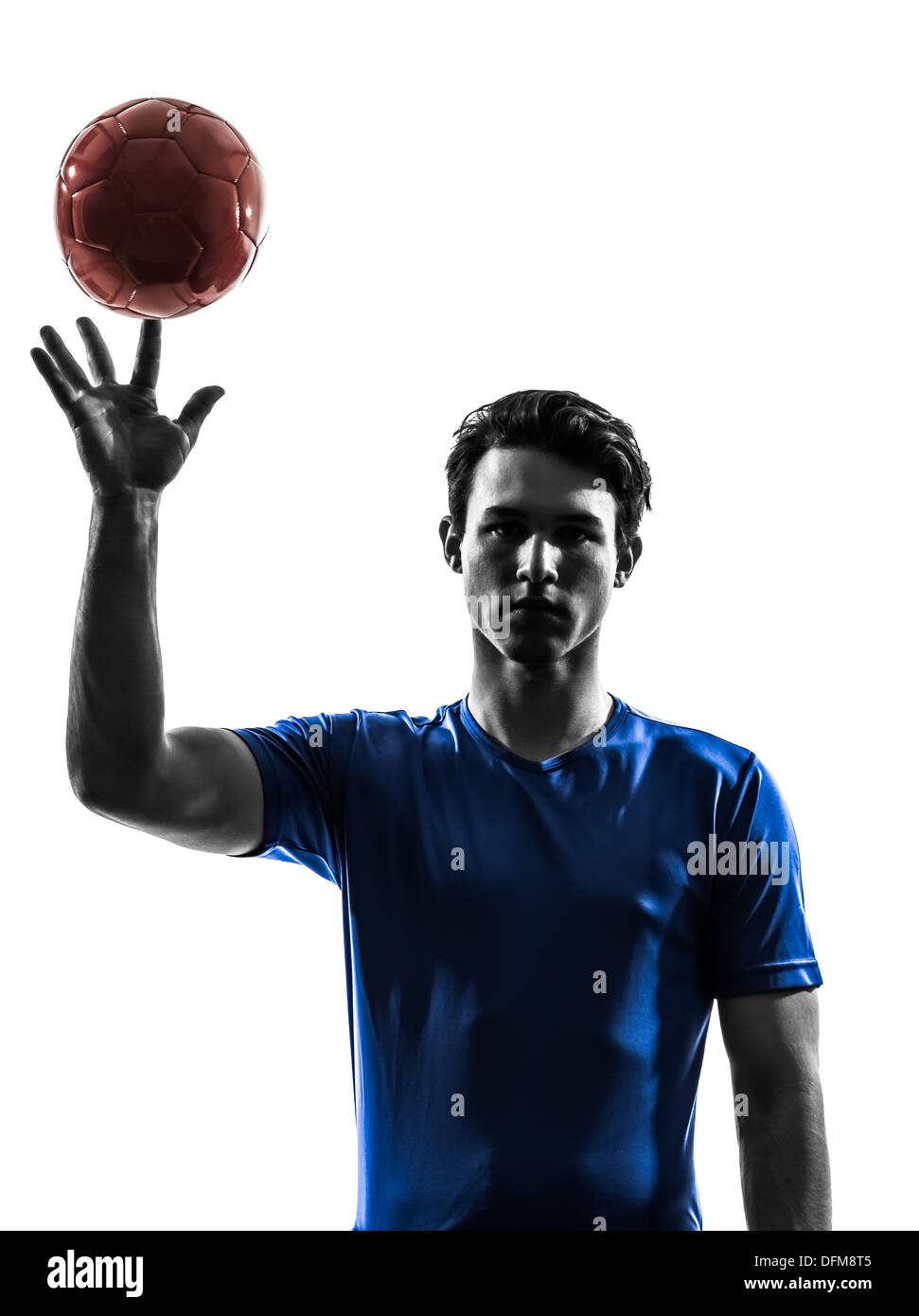 Un giovane uomo che esercitano il giocatore di pallamano in silhouette studio su sfondo bianco Foto Stock
