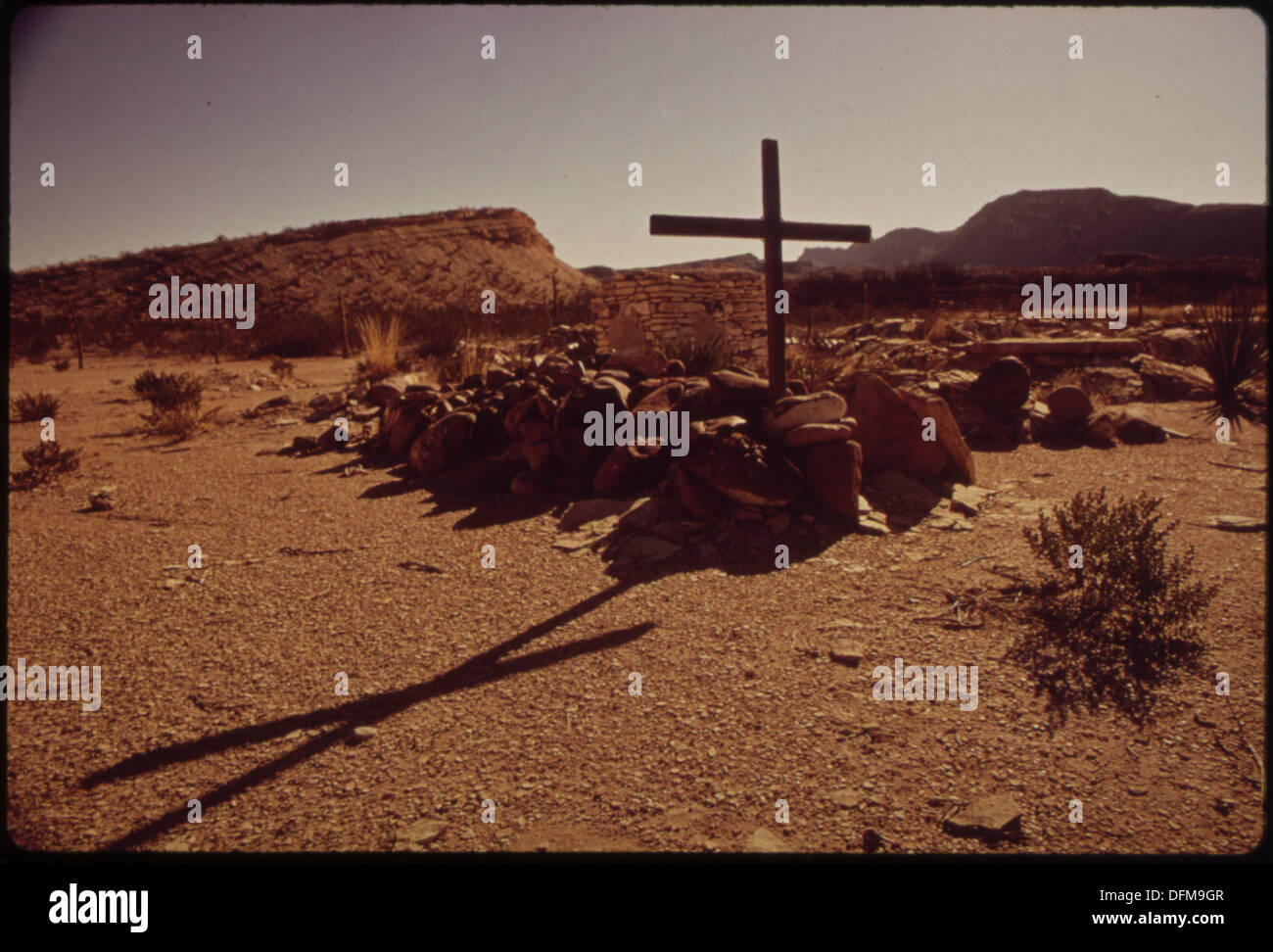 Il vecchio cimitero vicino a Lajitas, una città situata lungo il Rio grande, riflette le radici storiche della zona. Il cimitero contiene i resti dei primi coloni e offre uno sguardo al passato della regione. Foto Stock