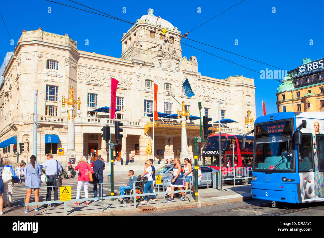 Stoccolma, Svezia - Teatro Drammatico Reale e il traffico della città Foto Stock