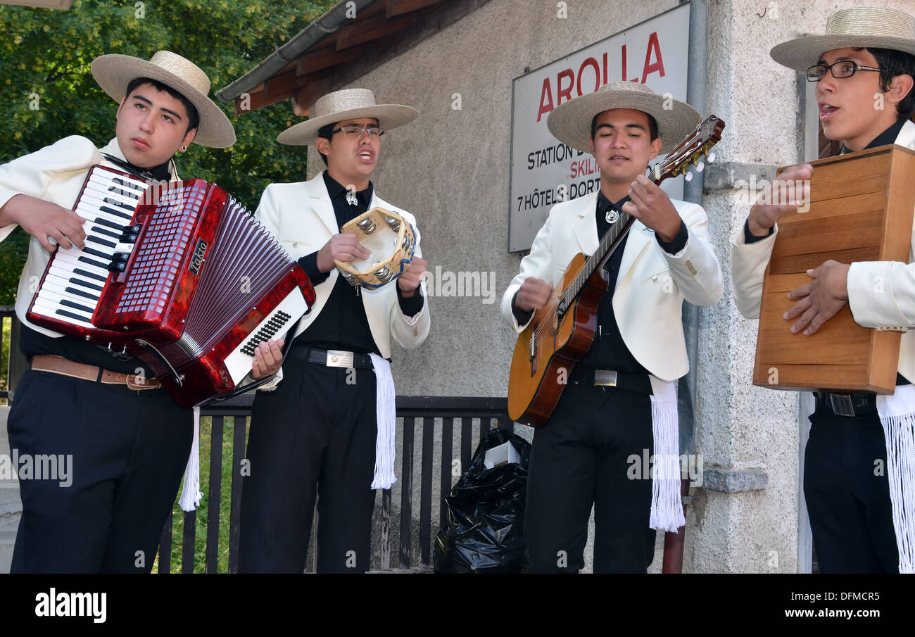 Cileno dance orchestra del Festival Internazionale del Folklore e danza dalle montagne (CIME) : 13 agosto 2013 in Evole Foto Stock