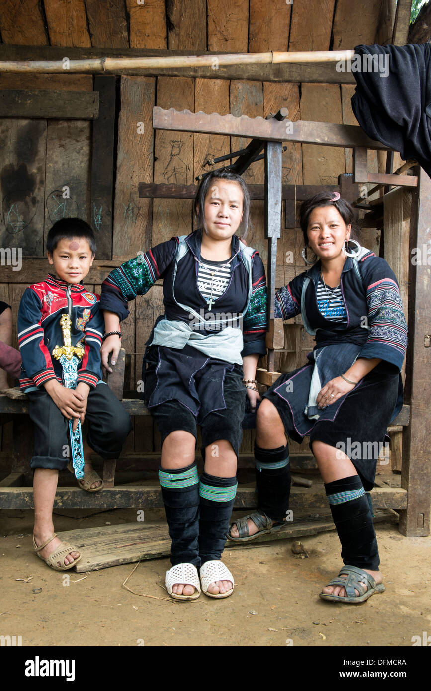 Gruppo di minoranza Hmong Nero donna e bambino, Sa Pa, Vietnam Foto Stock