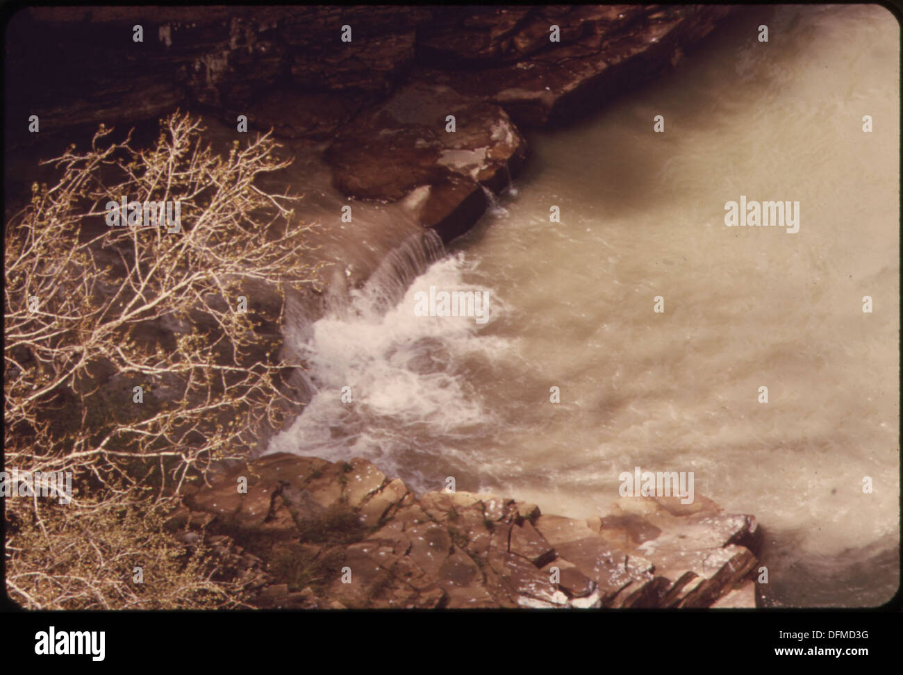 Questa immagine mostra la fuoriuscita dall'impianto di depurazione delle cascate del Niagara, con acqua trattata che fluisce nel fiume Niagara sotto le cascate. Mette in evidenza la gestione delle acque reflue nella regione. Foto Stock