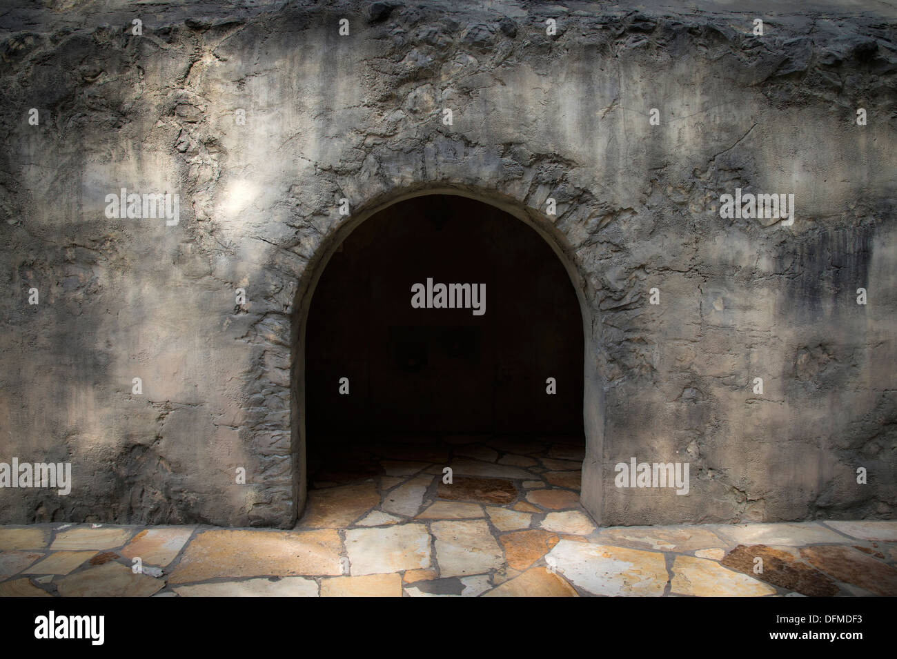 Muro di pietra con portale ad arco Foto Stock