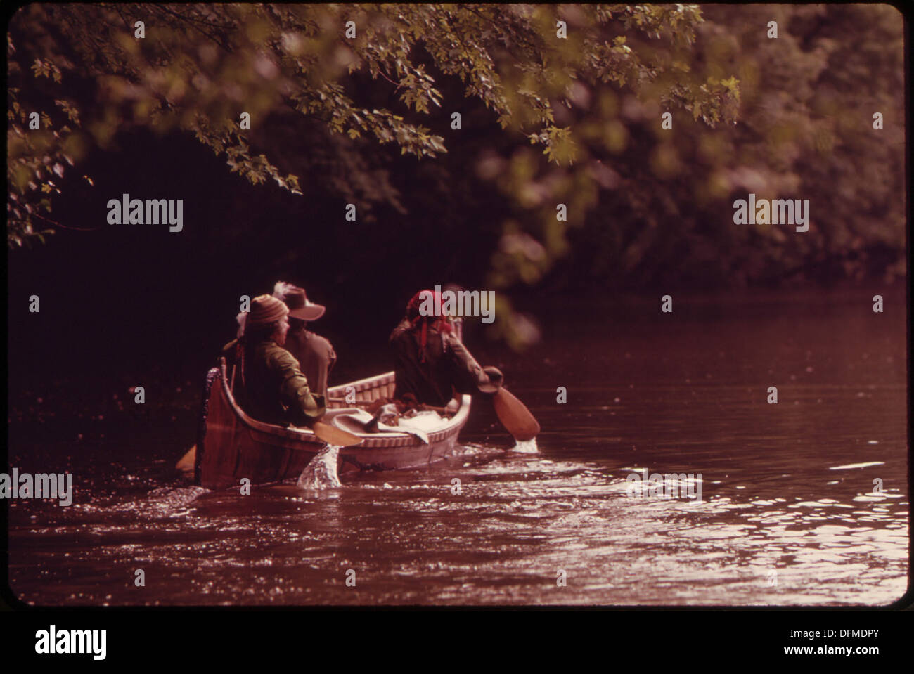 Pagaiando giù il fiume Wisconsin DA TOWER HILL State Park, uno dei due canoe di un gruppo di sette uomini che hanno speso... 550767 Foto Stock