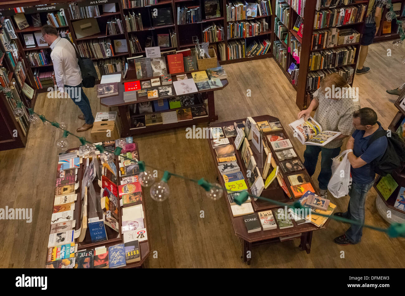 Prenota dipartimento di opere di alloggiamento Bookstore Cafe di Soho a New York City Foto Stock