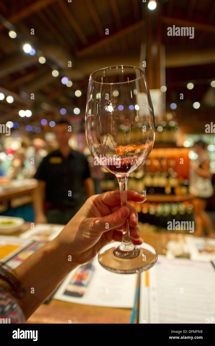 La donna la degustazione di vino a Napa Valley winery Foto Stock