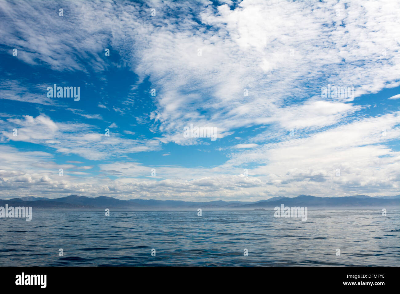 Bella nuvole contro un cielo blu sopra l'oceano in Messico Foto Stock