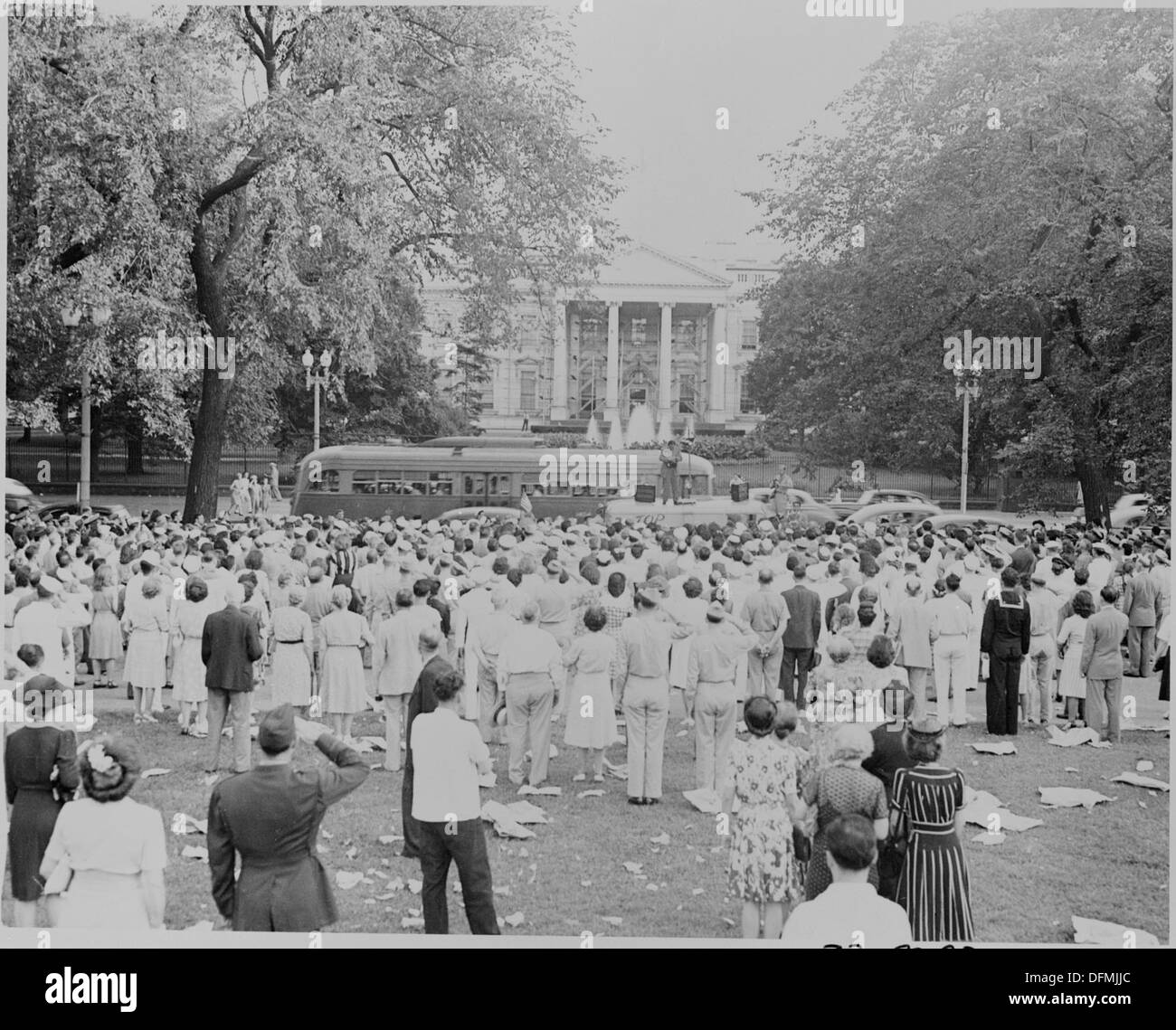 Fotografia di una folla di spettatori in Lafayette Park a nord della Casa Bianca (quelli in uniforme salutando)... 199177 Foto Stock
