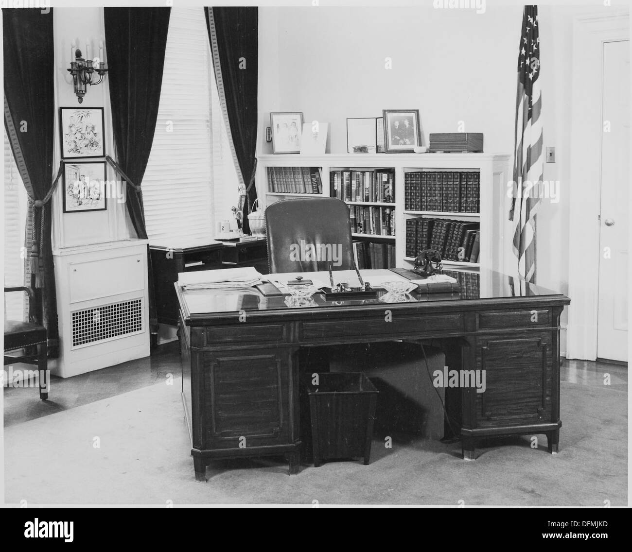 Questa fotografia mostra una scrivania all'interno di un ufficio della Casa Bianca, probabilmente durante l'amministrazione di un presidente degli Stati Uniti, con arredi e disposizione degli uffici notevoli. Foto Stock