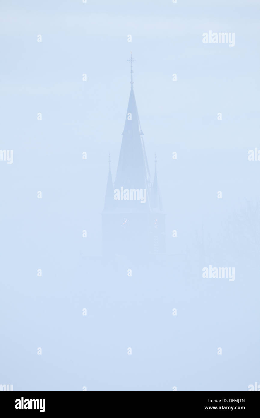 Il campanile della chiesa nella nebbia. Bergharen, Paesi Bassi. Foto Stock