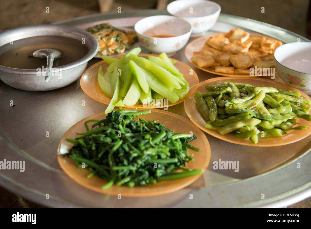 Gruppo di minoranza Hmong nero la tavola da pranzo con il tradizionale piatto di verdure, Sa Pa, Vietnam Foto Stock