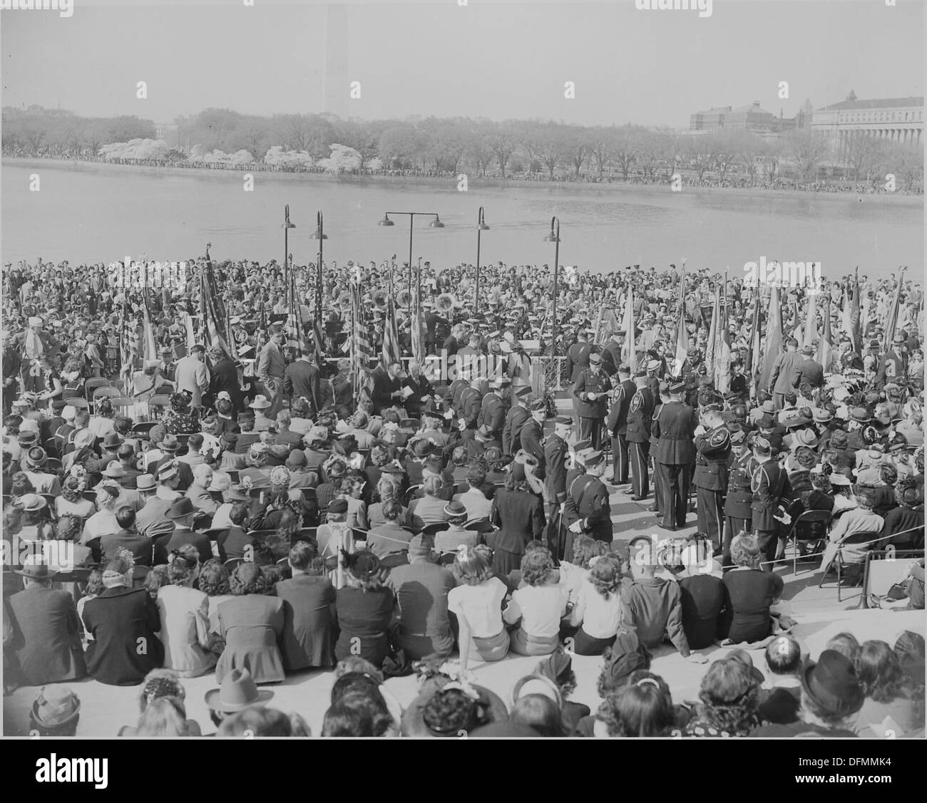 Questa fotografia mostra una folla riunita al Jefferson Memorial per commemorare il compleanno di Thomas Jefferson. Il bacino delle Tidal è visibile, contribuendo al paesaggio iconico di Washington D.C. durante questo evento significativo. Foto Stock