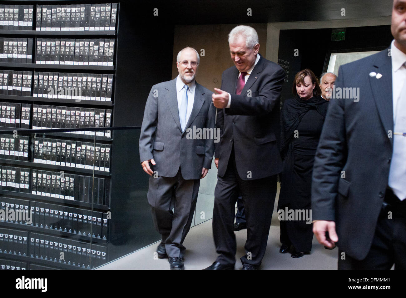 Israele, Gerusalemme. Il 7 ottobre, 2013. Presidente della Repubblica ceca, ZEMAN (C), entra nella Hall di nomi durante la visita a Yad Vashem Holocaust Museum. Gerusalemme, Israele. 7-ott-2013. Presidente della Repubblica ceca, Zeman, visitato Yad Vashem Holocaust Museum. Zeman ha visitato il museo, ha partecipato ad una cerimonia commemorativa e firmato il museo guest book. Credito: Nir Alon/Alamy Live News Foto Stock