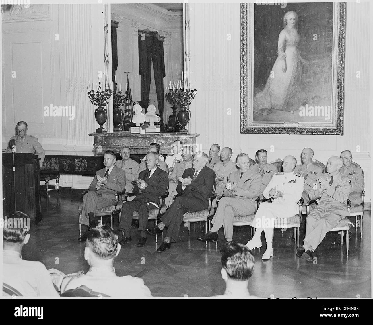 Fotografia di dignitari a Medal of Honor cerimonia di presentazione alla Casa Bianca, (prima fila, da sinistra a destra ... 199190 Foto Stock