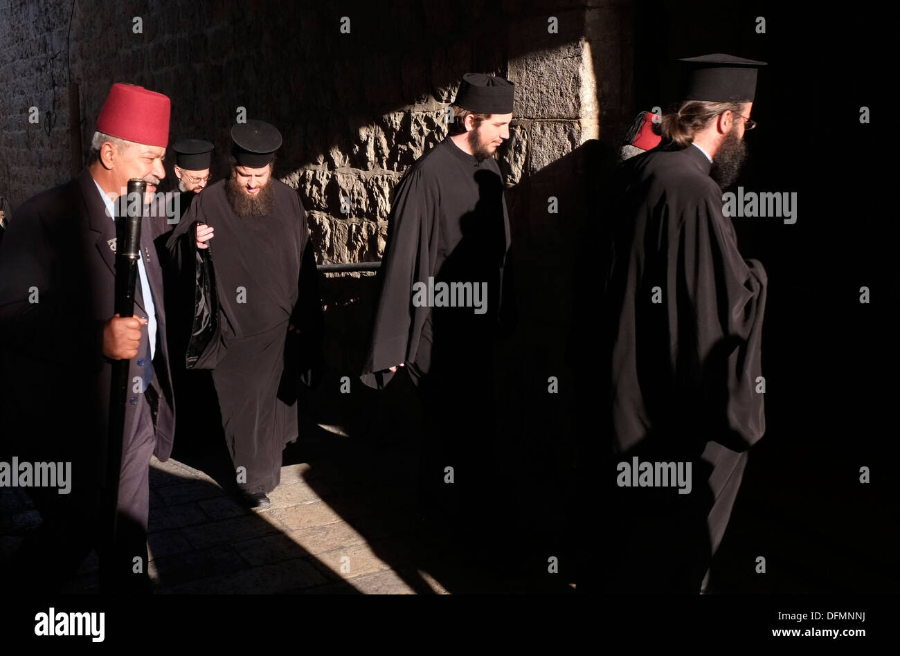 Greco ortodosso di sacerdoti a piedi nel Quartiere Cristiano della Città Vecchia di Gerusalemme Est Israele Foto Stock