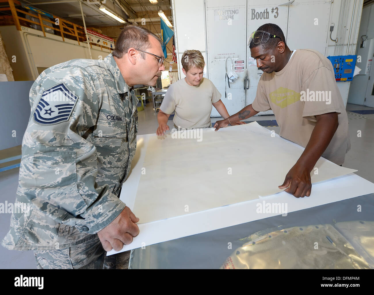 Senior Master Sgt. Earl Coleman (sinistra) lungo con tecnica Sgt. Tracy Davis e il sig. Antoine Robinson attentamente la line-up un vinile Foto Stock