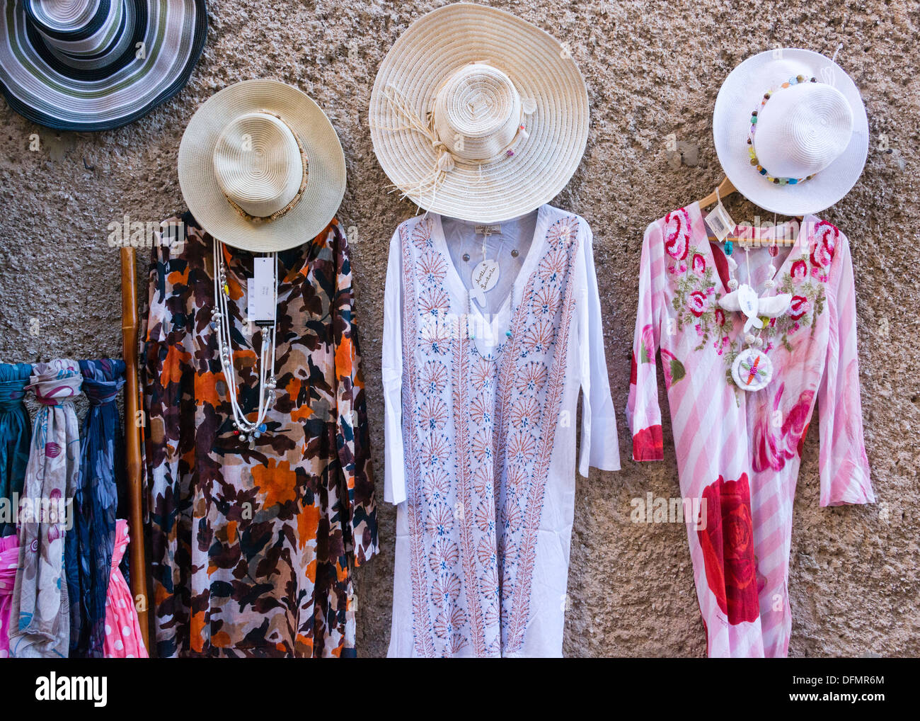 Cappelli e abiti mode sul display Foto Stock