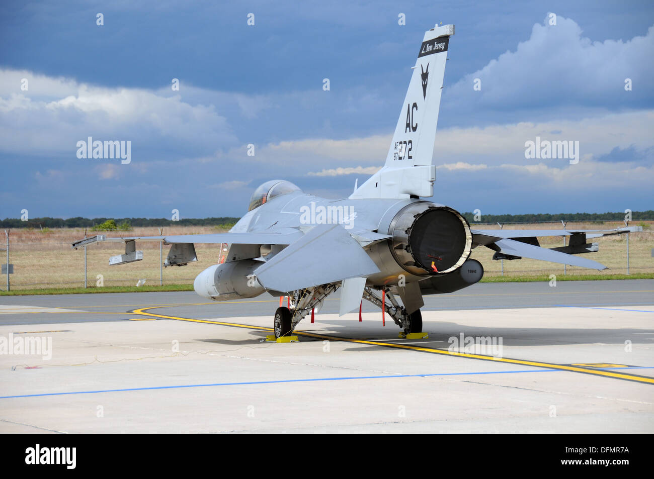 Un U.S. Air Force F-16C Fighting Falcon siede sulla linea di volo il 7 settembre 26 presso il 177th Fighter Wing a Atlantic City Air National Guard Base, N.J. La F-16C è un compatto, multi-ruolo di aerei da combattimento. È estremamente manovrabile e ha dimostrato in aria Foto Stock