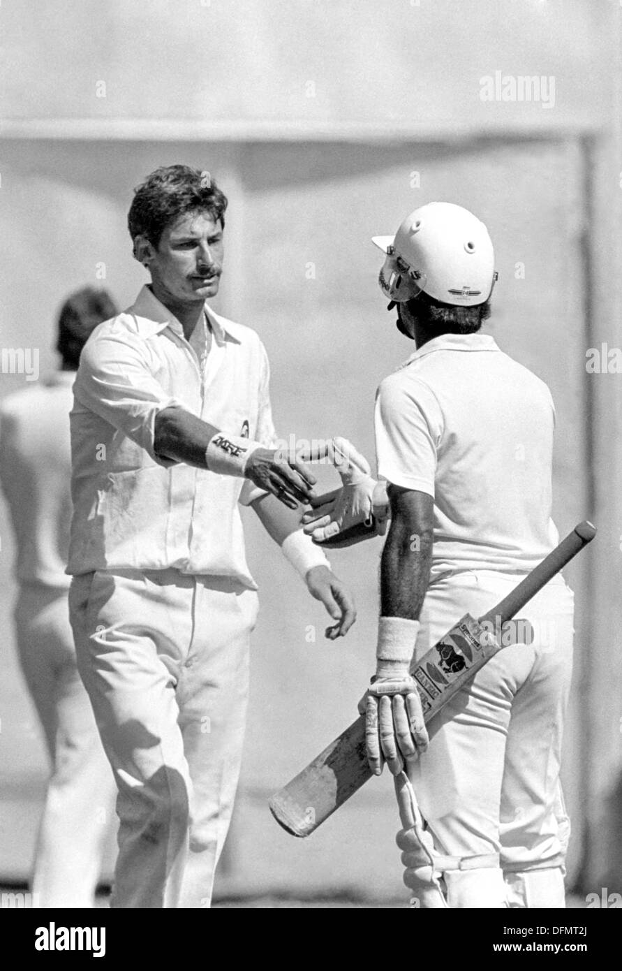 Nuova Zelanda bowler Richard Hadlee è congratulato da India del Kris Srikkanth dopo Hadlee ha rotto il record per la maggior parte dei test wickets durante la prima prova tra India e Nuova Zelanda Novembre 12, 1988 a Bangalore in India. Foto Stock