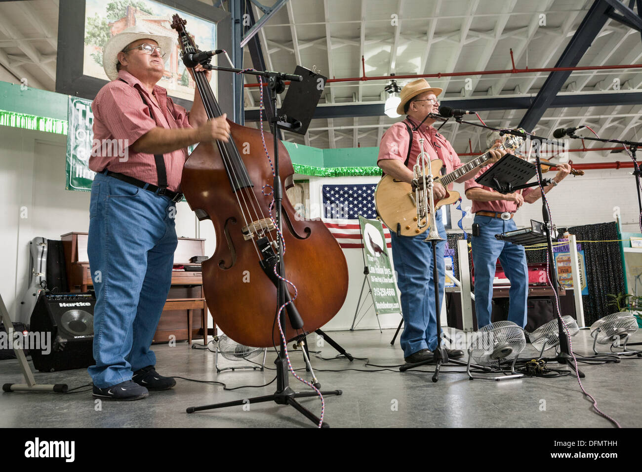 Old timey country music band suona al grande New York State Fair. Foto Stock