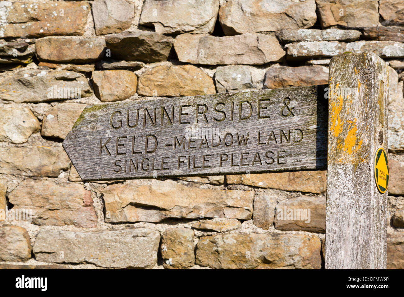 Scolpite, cartello in legno post di Gunnerside e Keld nel villaggio di Muker, Swaledale, Yorkshire Dales. Foto Stock