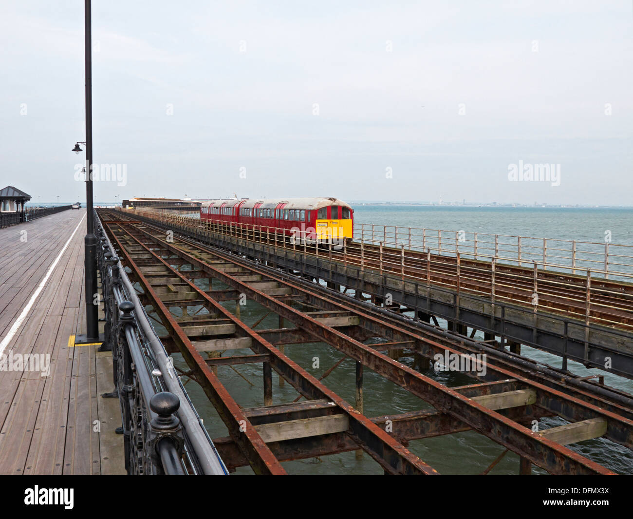 Isola di Wight Ryde pier che è aperto ai pedoni, vetture e un treno e include un ferry terminal alla fine Foto Stock