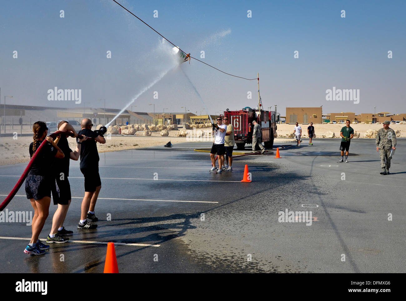 Servizio i membri partecipano a un incendio muster evento al 379 Aria ala Expeditionary nel sud-ovest Asia, Sett. 28, 2013. Squadre Foto Stock