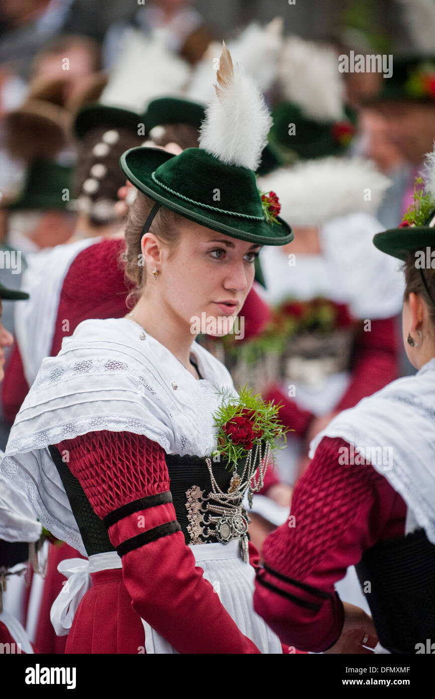 Donne che indossano abiti tradizionali in un festival, del battesimo di una campana, Antdorf, Baviera, Germania Foto Stock