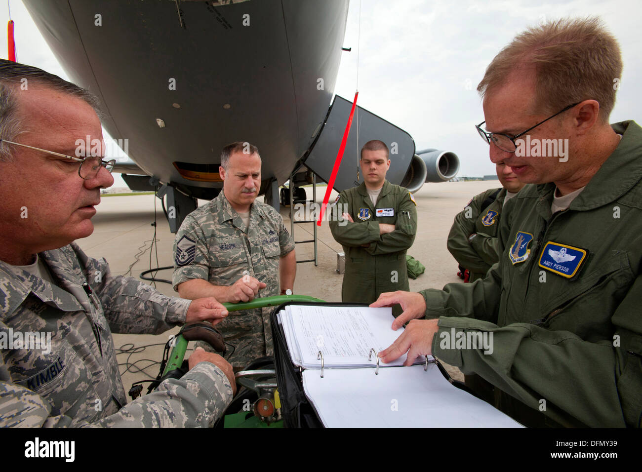 Airman Brian P. Kelley, secondo da destra, KC-135R Stratotanker boom operatore, orologi come Master Sgts. Daniel P. Kimble, a sinistra e a Edward Heacook, centro, entrambi in equipaggio capi con il 108th squadrone Manutenzione, 108th ala, New Jersey Air National Guard, loc Foto Stock
