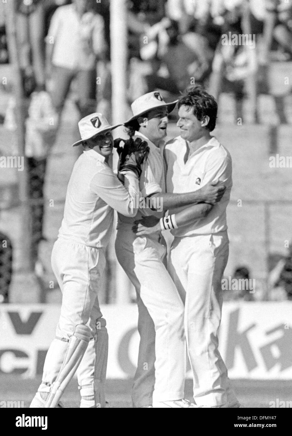 Nuova Zelanda bowler Richard Hadlee si congratula con i compagni di squadra dopo Hadlee ha rotto il record per la maggior parte dei test wickets durante la prima prova tra India e Nuova Zelanda Novembre 12, 1988 a Bangalore in India. Foto Stock