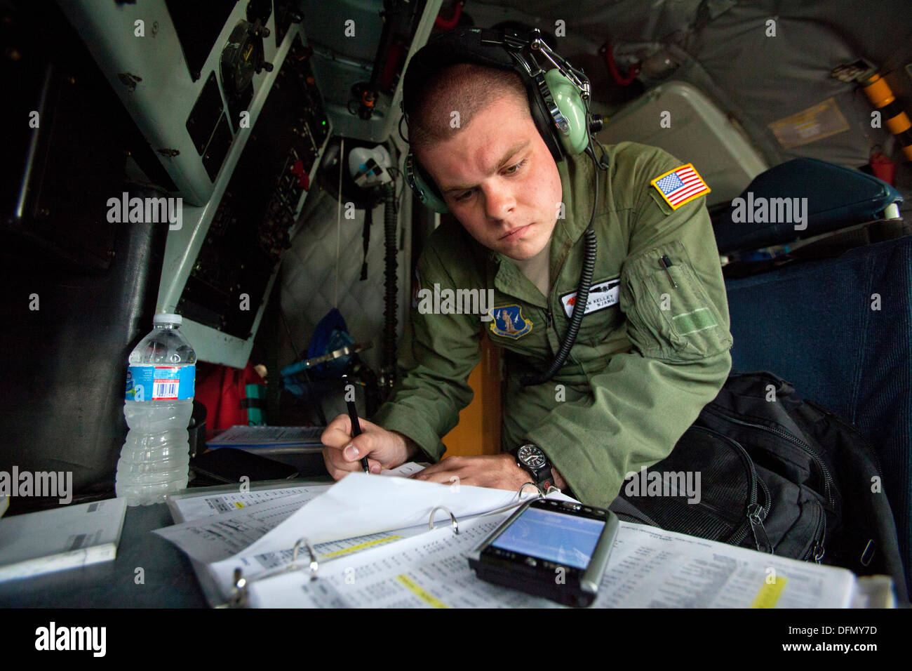 Airman Brian P. Kelley, KC-135R Stratotanker boom operatore con il 108th ala, New Jersey Air National Guard, situato in corrispondenza della giunzione Foto Stock