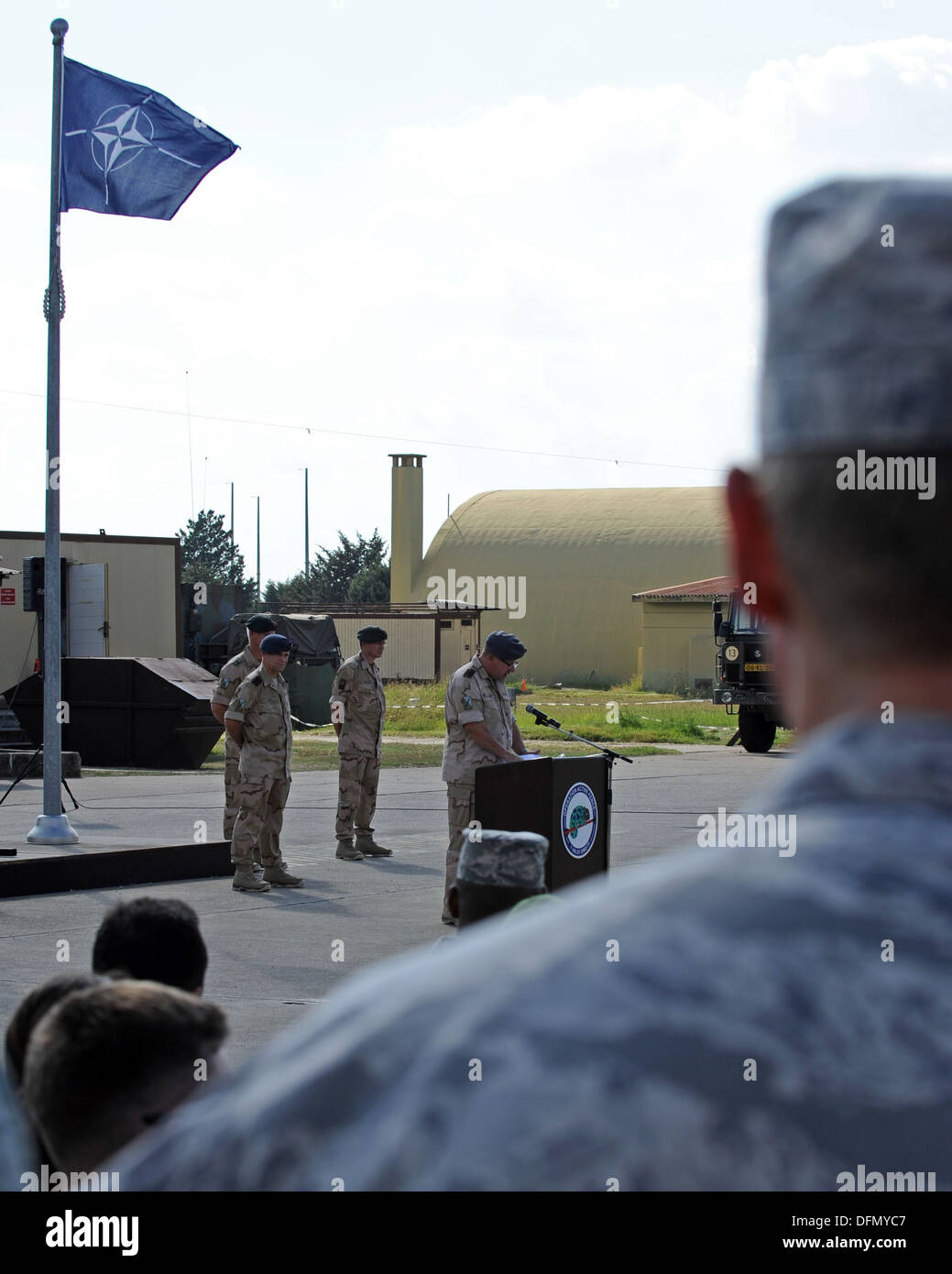 Un aviatore statunitense guarda come esercito Olandese Col. Peter Koning, in uscita 1 Paesi Bassi missile balistico difesa Task Force commander, offre il suo commento finale durante un cambiamento di cerimonia di comando sett. 27, 2013, a Incirlik Air Base, Turchia. L'esercito Olandese in Foto Stock