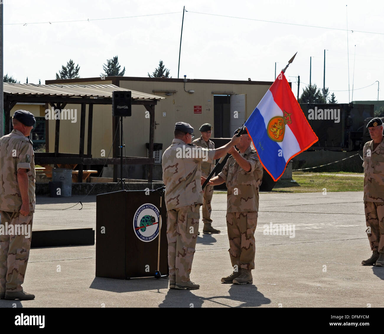 Esercito olandese Col. Peter Koning, in uscita 1 Paesi Bassi missile balistico difesa Task Force commander, passa un guidon in olandese Foto Stock